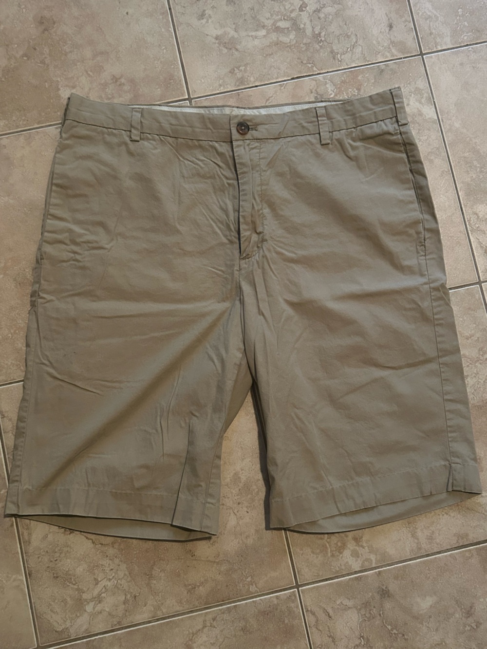 Izod Men's Chino Pants in Olive